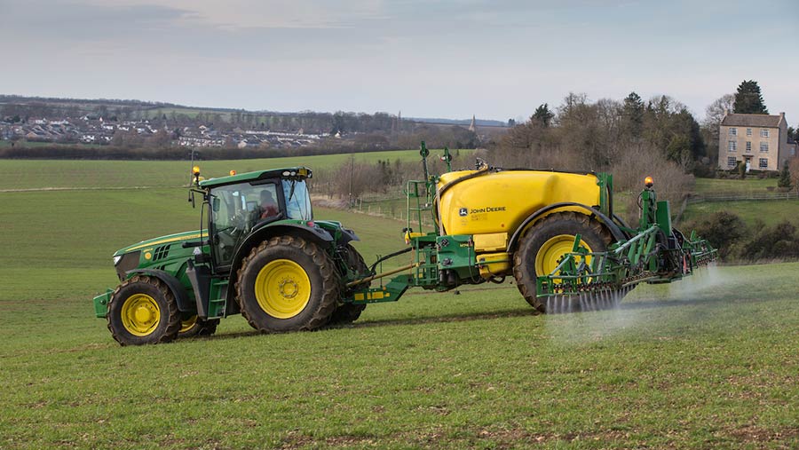 Spraying T0 fingicide on winter barley © Tim Scrivener