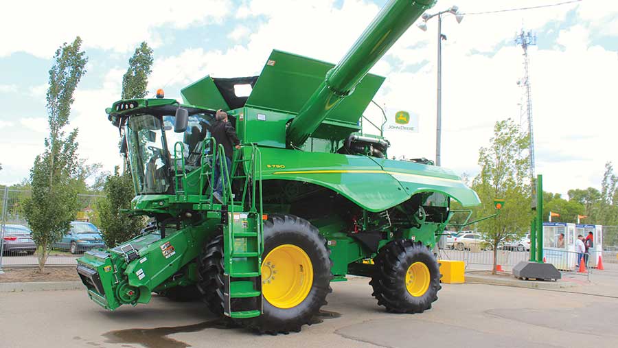 John Deere S700