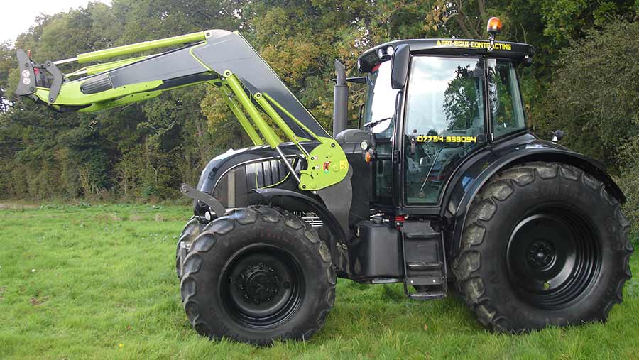 Photos Contractor vinylwraps his tractor Farmers Weekly
