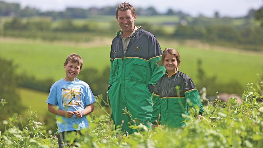 Gary Yeomans and his kids © Richard Stanton