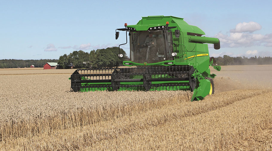 John Deere W440 combine