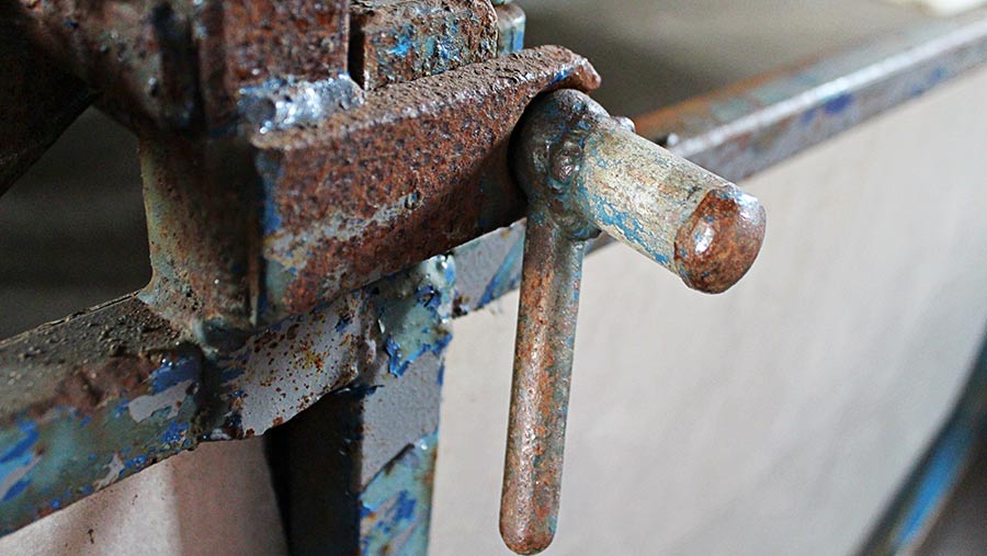 Close-up of a turnbuckle with the end enclosed by a welded-on cap