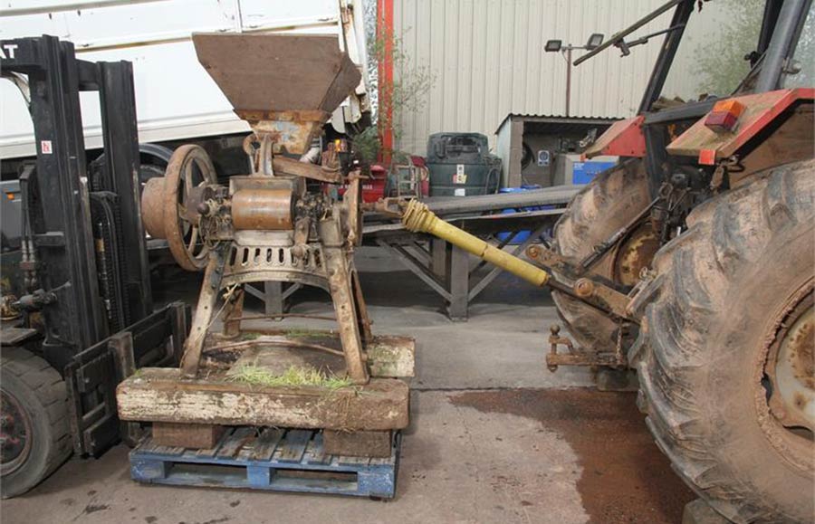 Picture shows a short PTO shaft connecting the tractor and an old milling machine