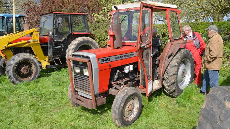 Massey Ferguson 240