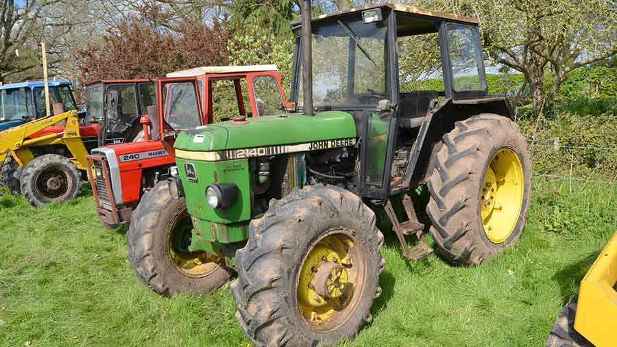 John Deere 2140