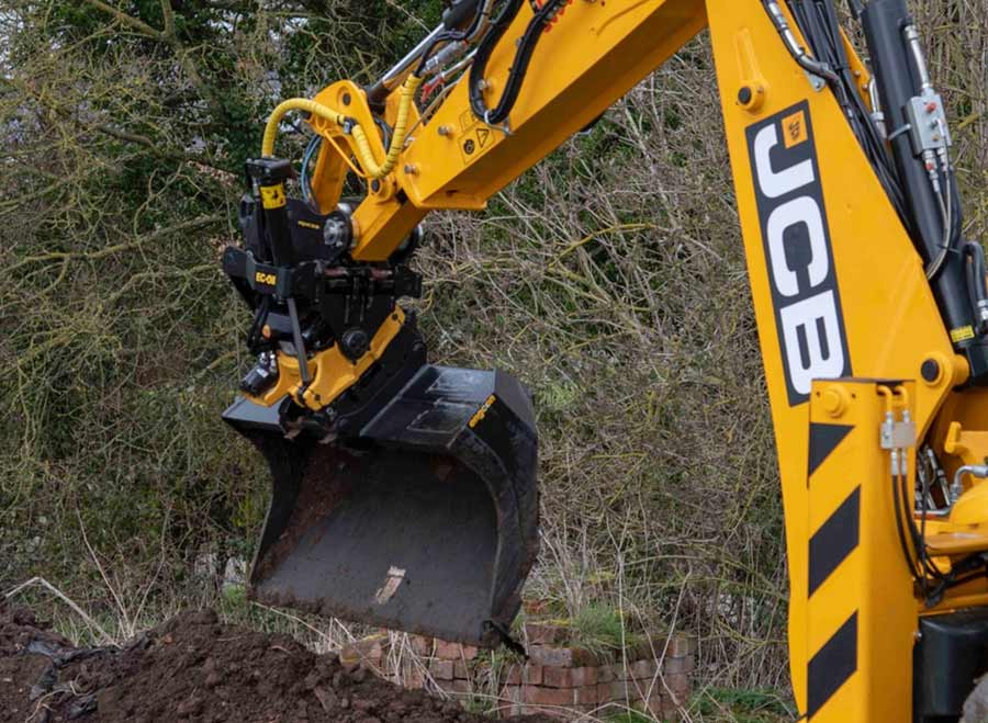 Close-up of the tiltrotator and bucket