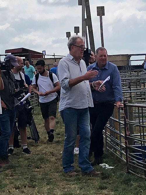 Jeremy Clarkson delights farmers with surprise visit to sheep sale - Farmers Weekly