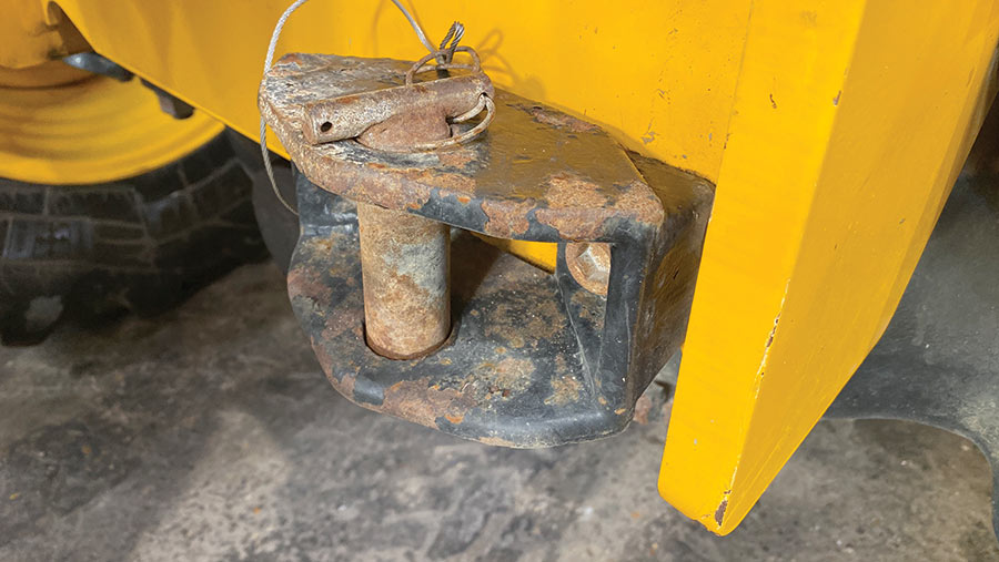 Telehandler front towing hitch