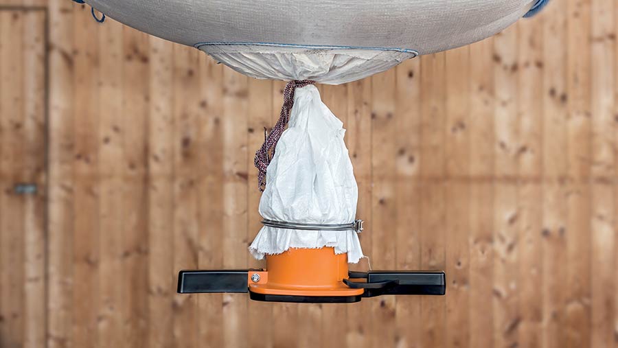 Fledbag device attached to a bulk bag