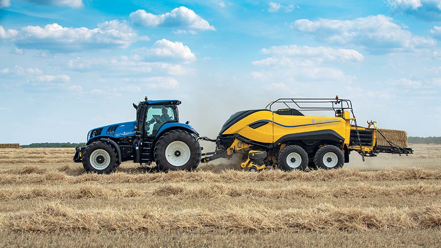 New Holland BigBaler 1290 High Density in field