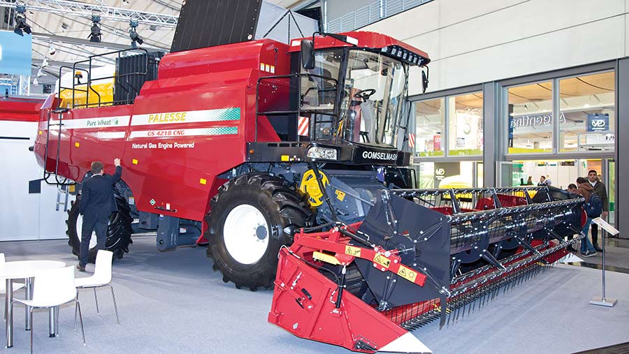 Gomselmash gas-powered combine