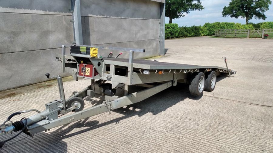 Tilt-bed trailer