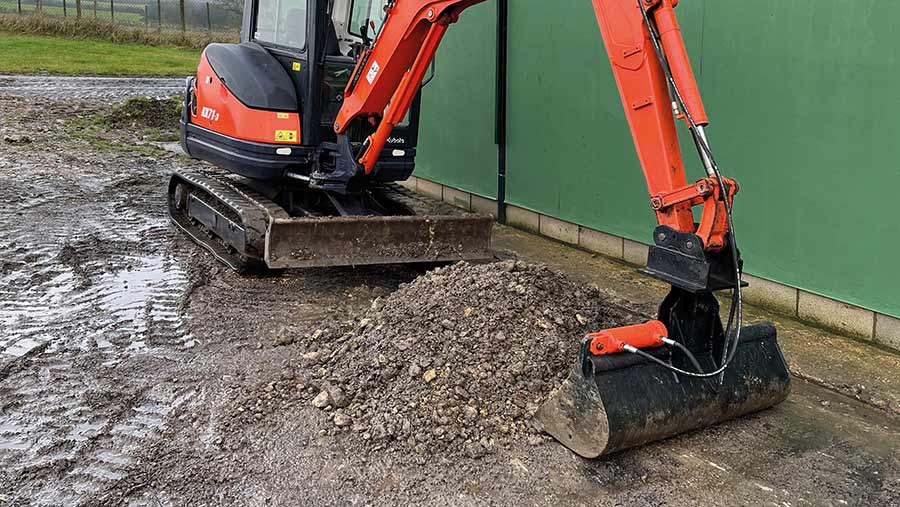 Pivoting excavator bucket