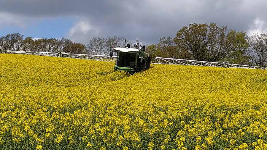 Fendt Rogator 645 in field