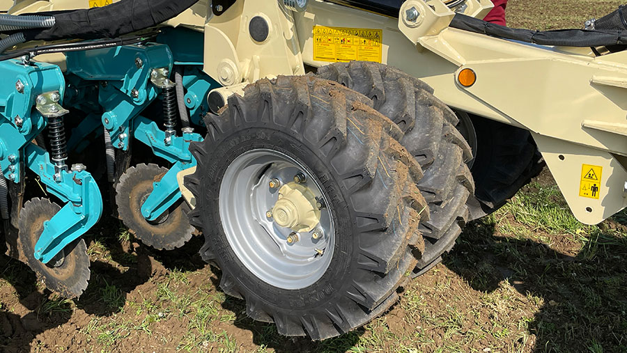 Pressure-control wheels on Izona iPass drill