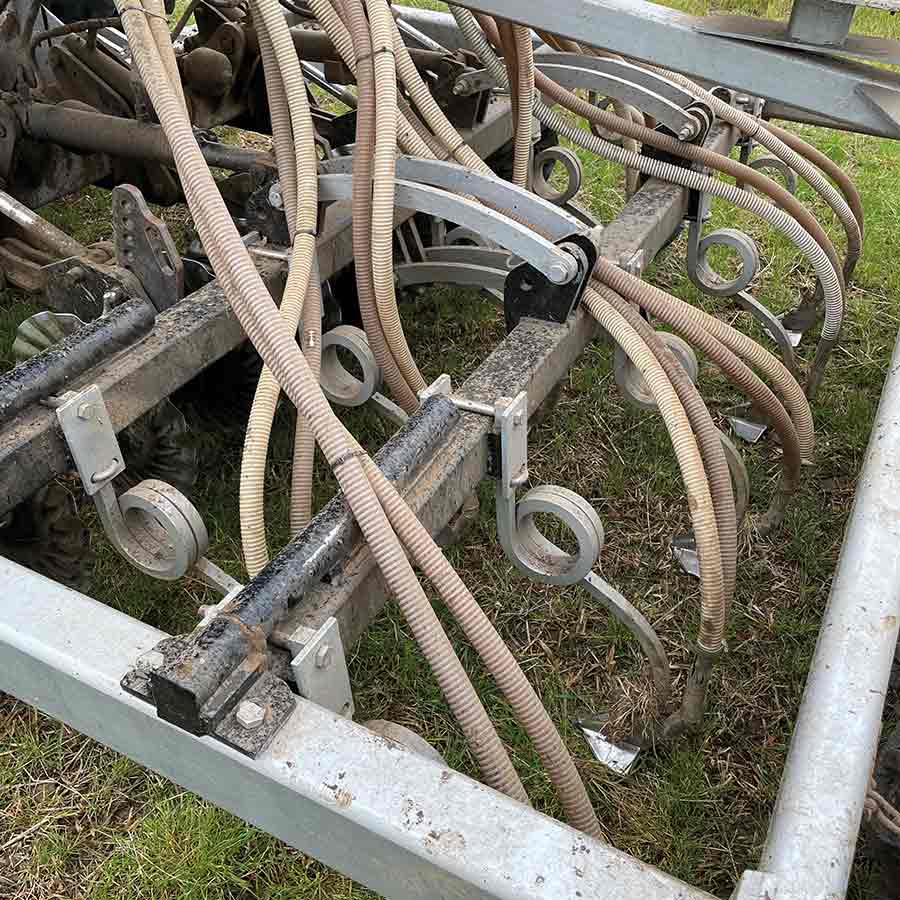 Paralleogram linkage for tines
