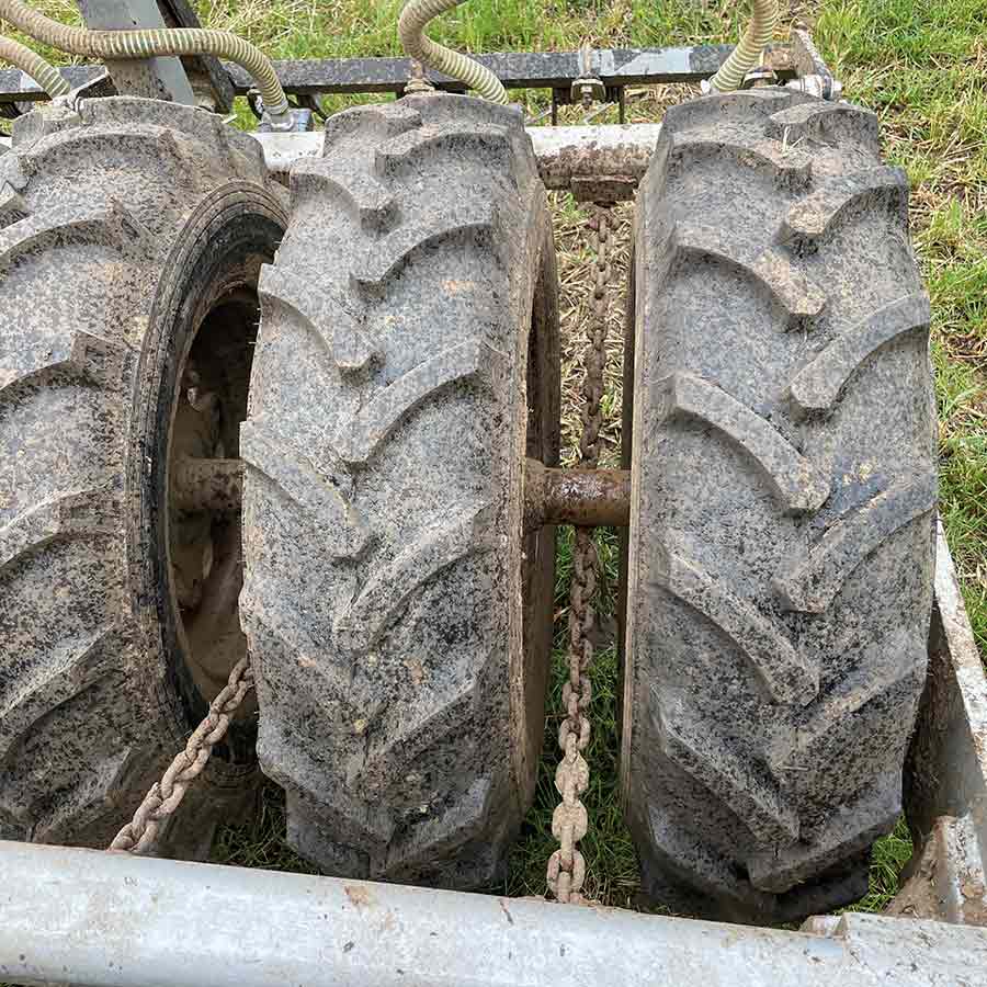 Tyres with chains