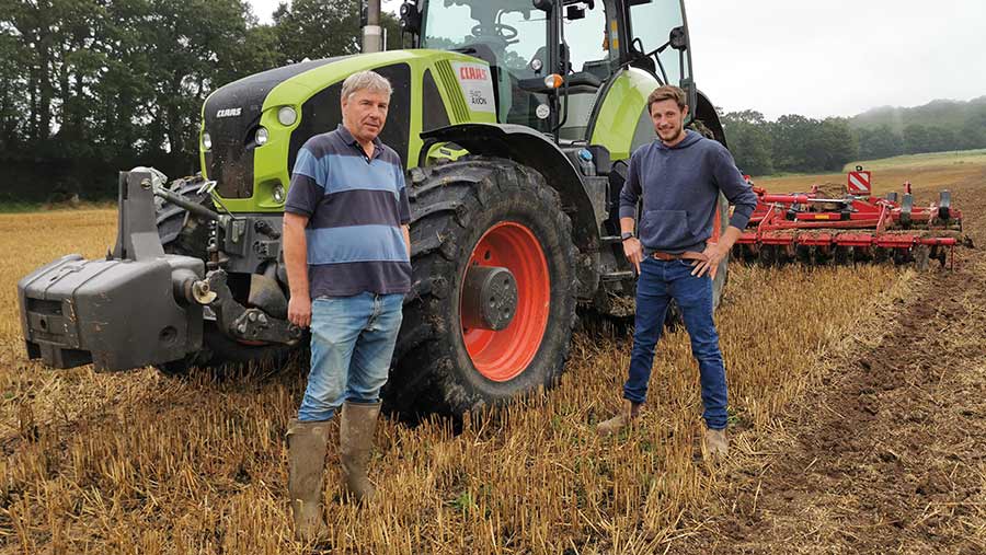 Farm manager Peter Knight (left) and farmworker Ben Ellis © MAG/Philip Case