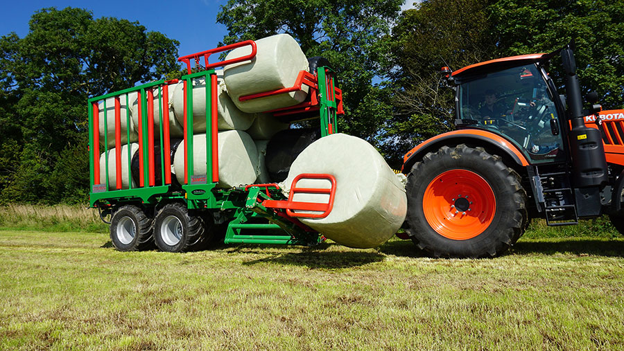 Samco’s chaser transports 16 round bales and off-loads them eight at a time © Samco