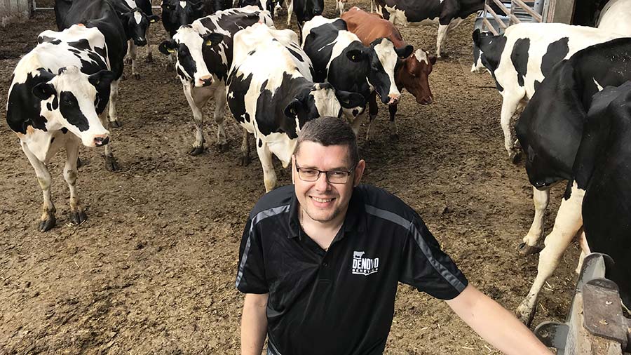 Andrew Rutter with his dairy herd © Andrew Rutter
