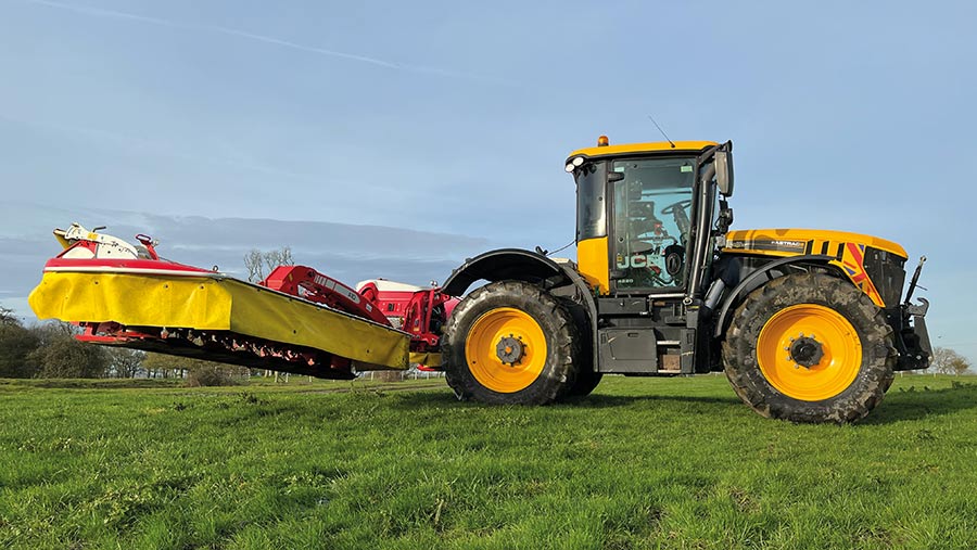 JCB Fastrac with mower