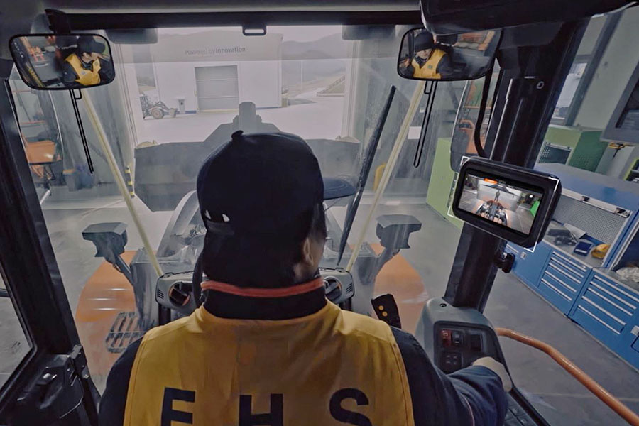 Bucket and cab screen