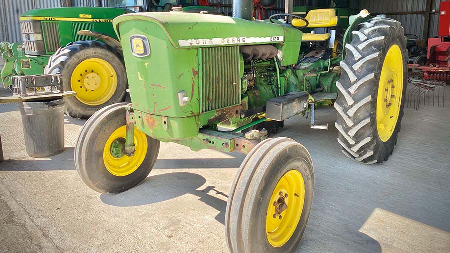 John Deere 2120