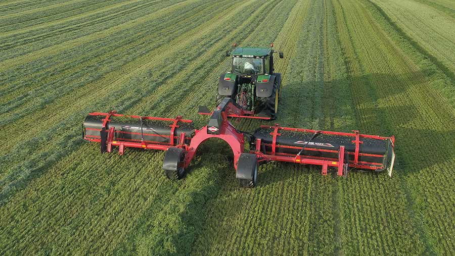 Kuhn Merge Maxx 950 in action © Kuhn