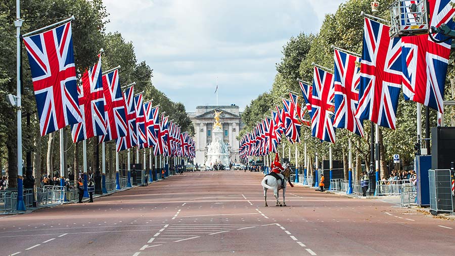 Pall Mall on the day of Queen Elizabeth II's funeral © AdobeStock/IRStone