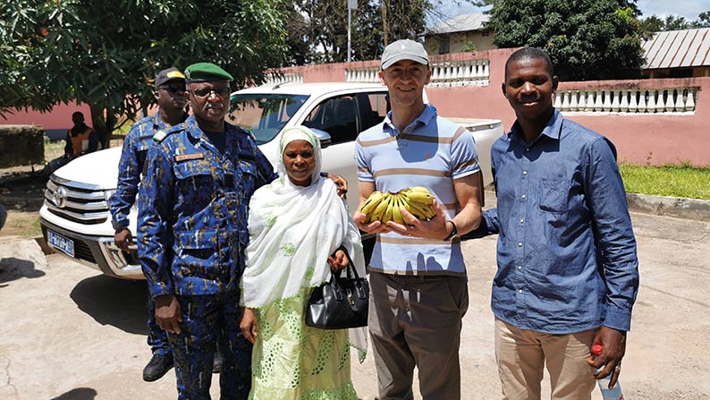 FW chief reporter Philip Case (centre right) and Guinean journalist Alpha Ousmane Souaré meet regional leaders in Kindia © MAG/Philip Case