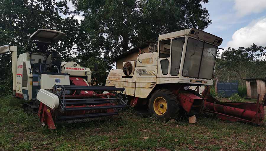 Dated China-made combines on a farm. Maintenance is a problem © MAG/Philip Case