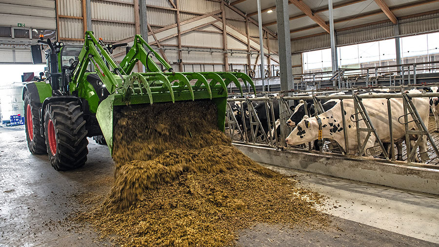 Cargo 6 loader silage grabber on Gen7 700 Vario tractor