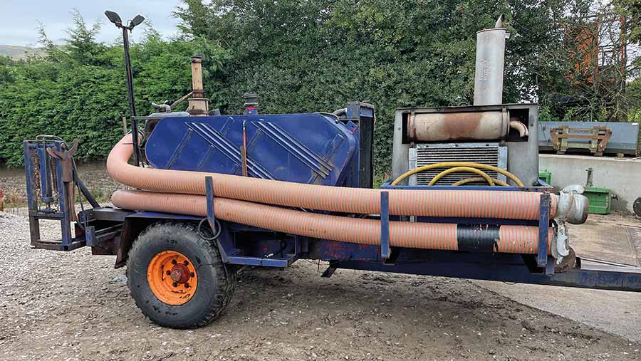 Custom umbilical slurry pumping trailer