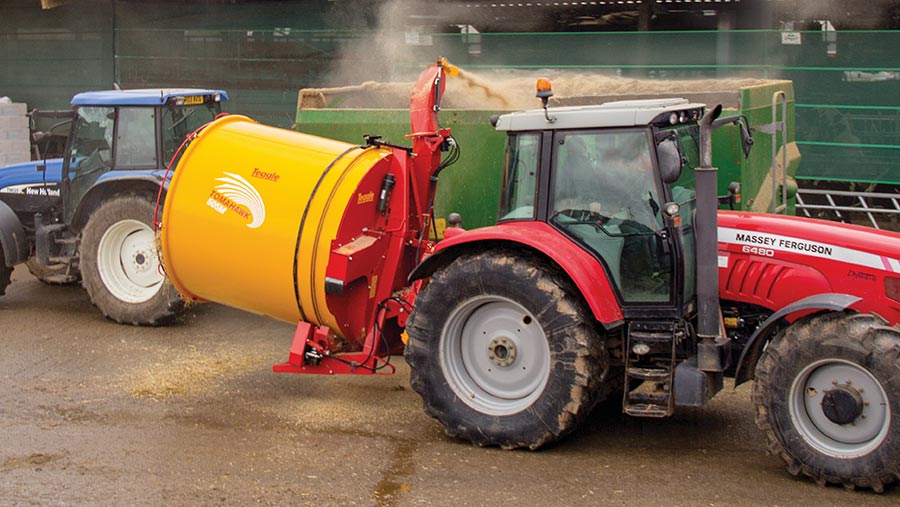 Round bale spreader mounted on a tractor