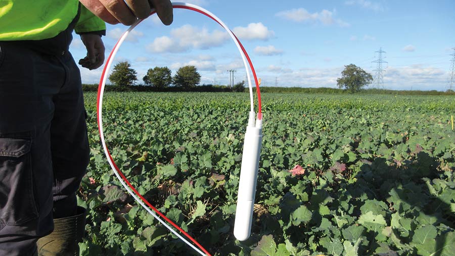 Device to monitor pesticide levels in water