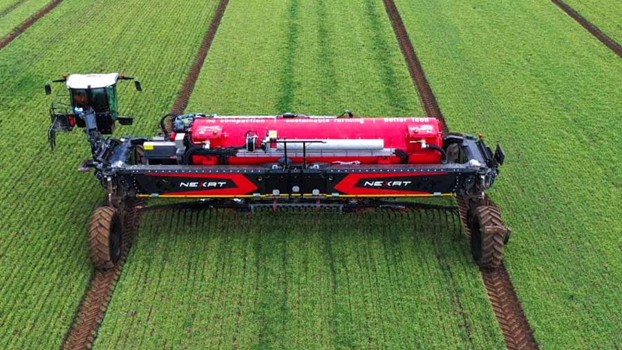 Slurry application with the Nexat running on wide-spaced permanent wheelways © Nexat