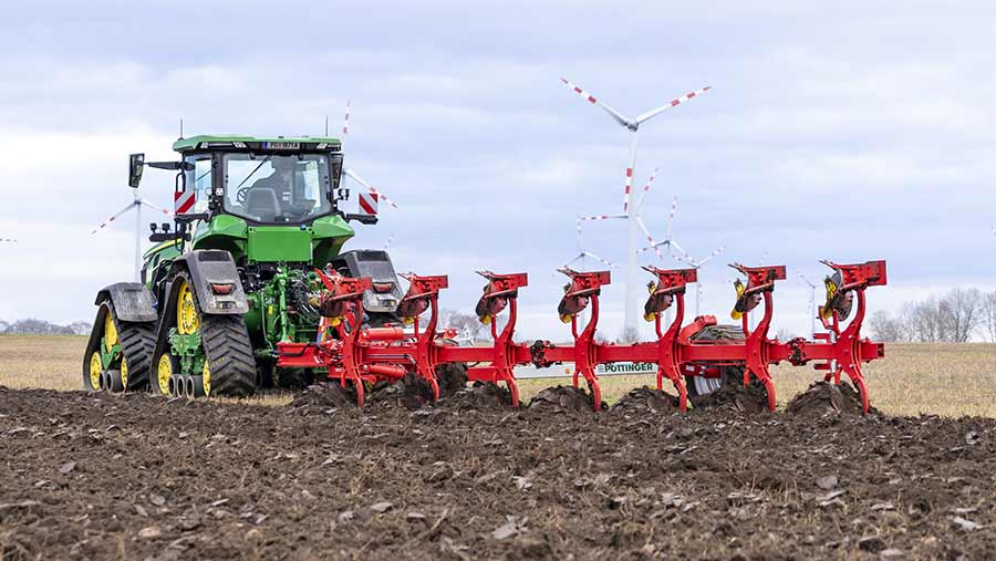 A seven-furrow Servo T 6000 plough working in on-land configuration © Pottinger