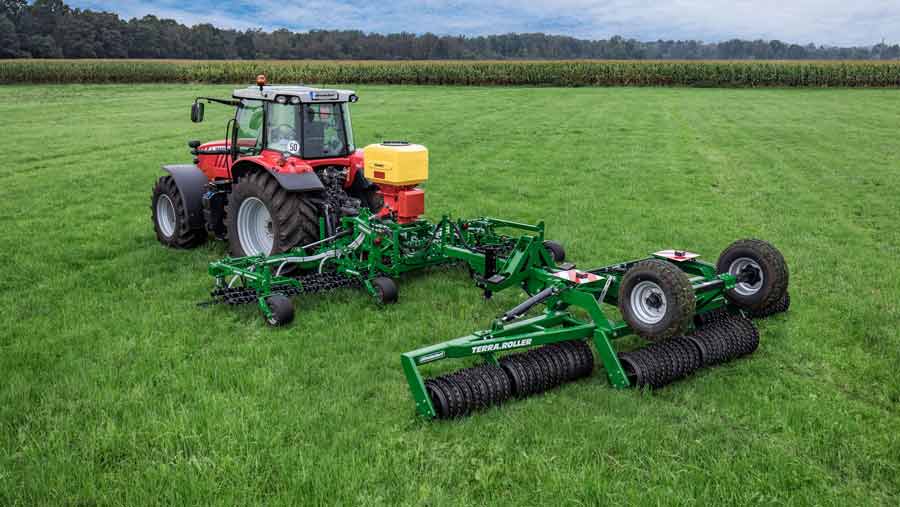 Duvelsdorf’s mounted rake and trailer roller combination © Duvelsdorf