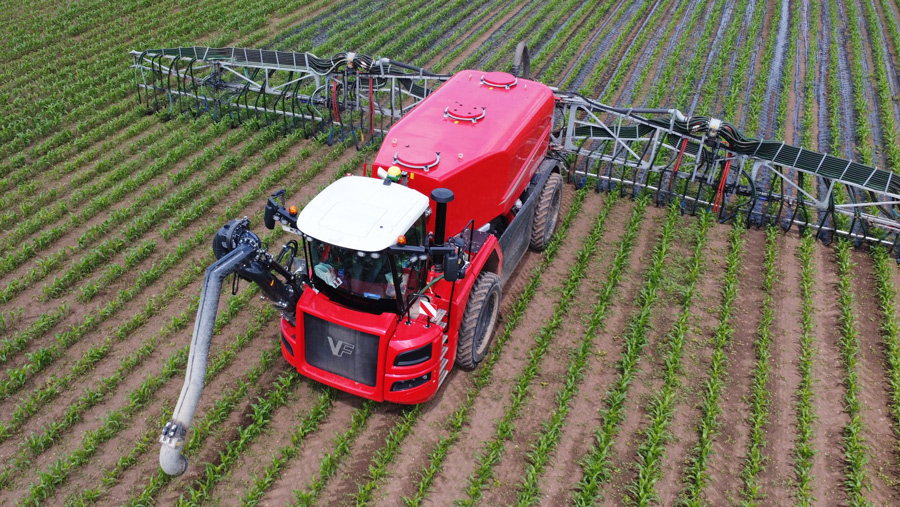 With the Dual option, tyres spaced 75cm apart straddle the crop rows © Vervaet