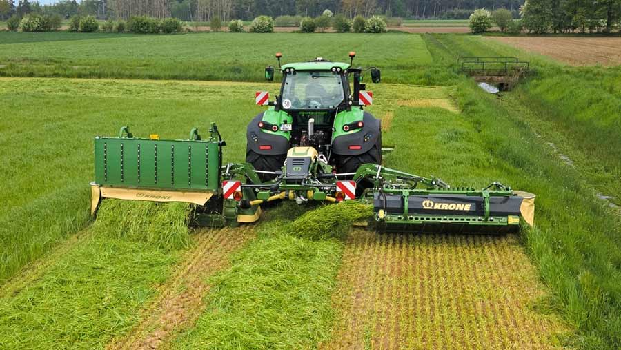 The EasyCut B 880 CV Collect has two cutting width settings © Krone
