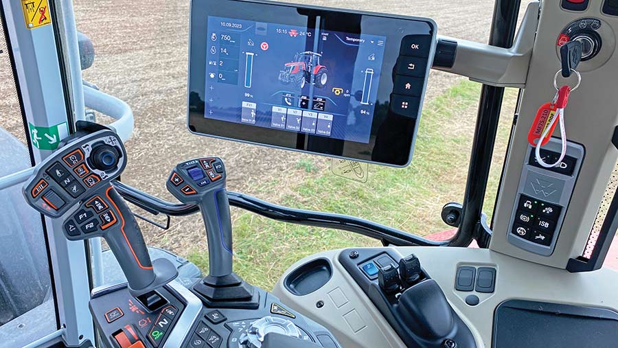 Screen and controls in Massey Ferguson 7S.210