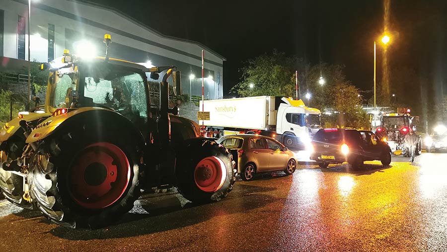 Farmers block the entrance to a Sainsbury's depot in Basingstoke © MAG/Philip Case