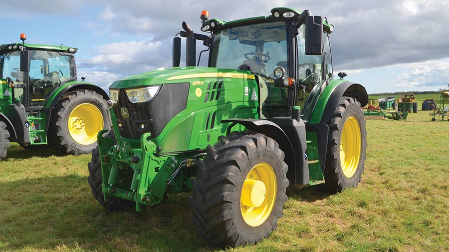 John Deere 6135R