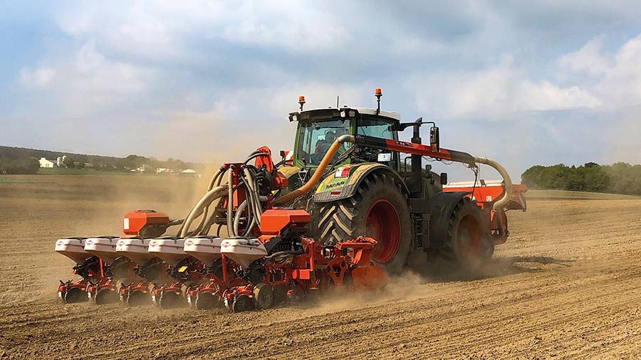 Kuhn’s 4.5m centre-fold HR 4530 RCS power harrow and Kosma maize planter © Kuhn