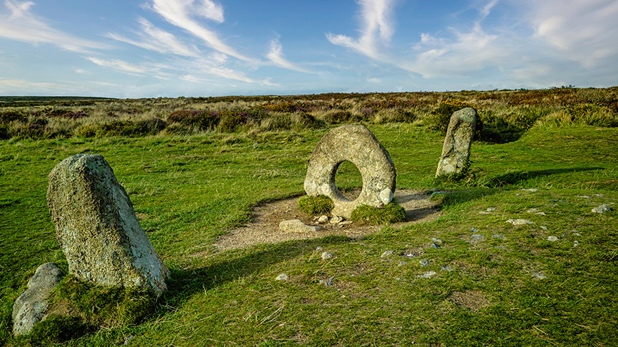 Men-an-Tol standing stones on the Penwith peninsula © AdobeStock/Marcin