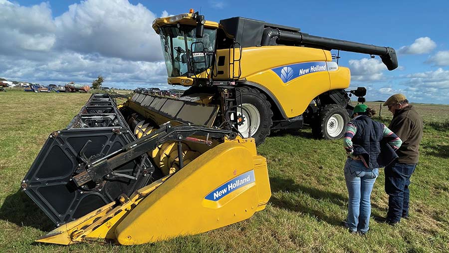 New Holland CR9080 Elevation