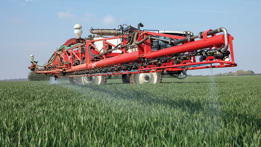 Spraying winter wheat with fungicide © GNP