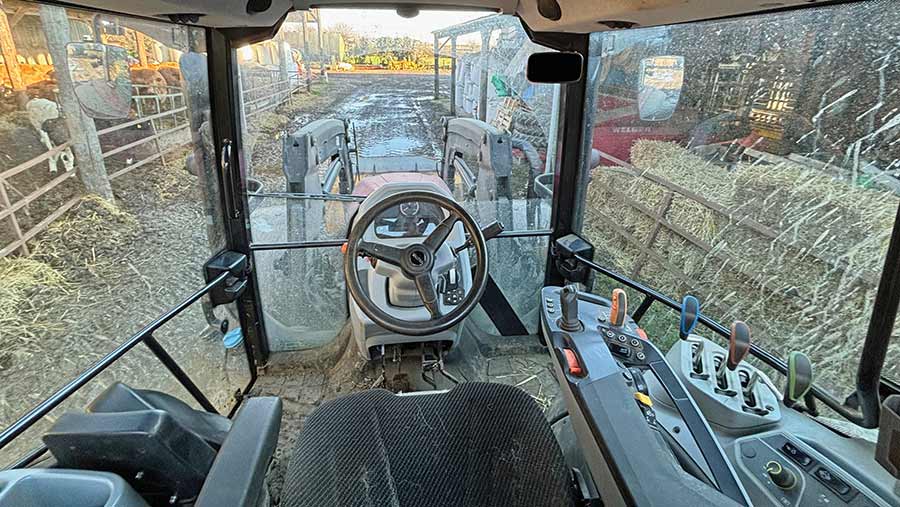 Valtra-G125e interior