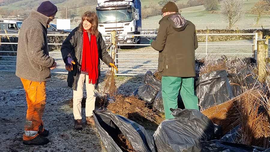 Hedgerow expert Jasper Prachek (left) gives advice to farmer Denise Matthews as she prepares for planting © GWCT