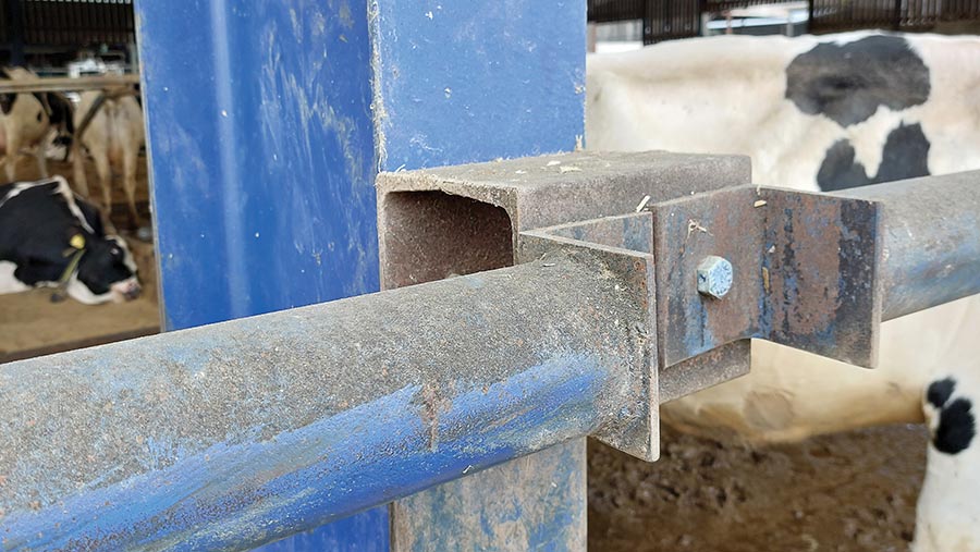 box-shaped spacer supporting feed rail